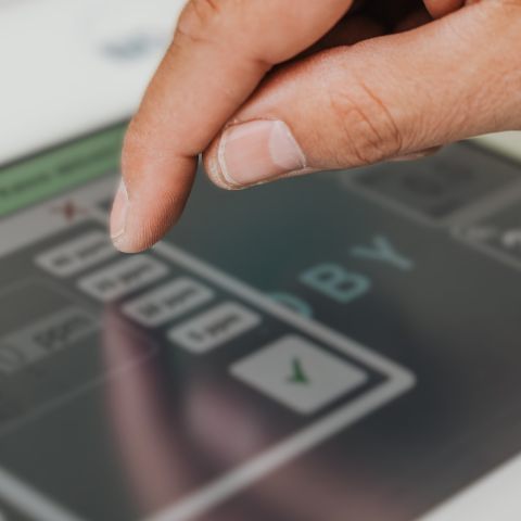 Touchscreen Finger berührt Touchscreen