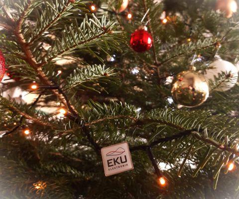 Xmas25 ein festlich geschmückter Weihnachtsbaum mit EKU Logo