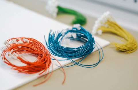 Kabel konfektionierte Kabel in rot, blau, gelb, grün