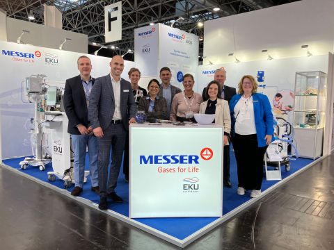 MEDICA 2025 Team Messer EKU MEDICA 2025 Team Messer EKU Eine Gruppe Menschen steht auf einem Messestand.